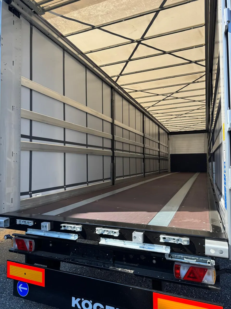 Planentrailer Innenansicht mit Schiebeplane